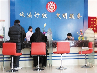 1月5日，某區(qū)民政局婚登處，裴莉和許昌赫領(lǐng)結(jié)婚證。