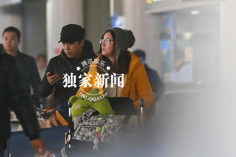 黃渤攜妻女度假歸來(lái)豪車返家 兩歲女兒正面照曝光