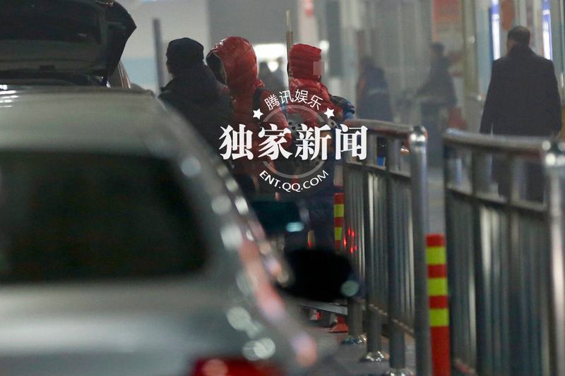 黃渤攜妻女度假歸來(lái)豪車返家 兩歲女兒正面照曝光