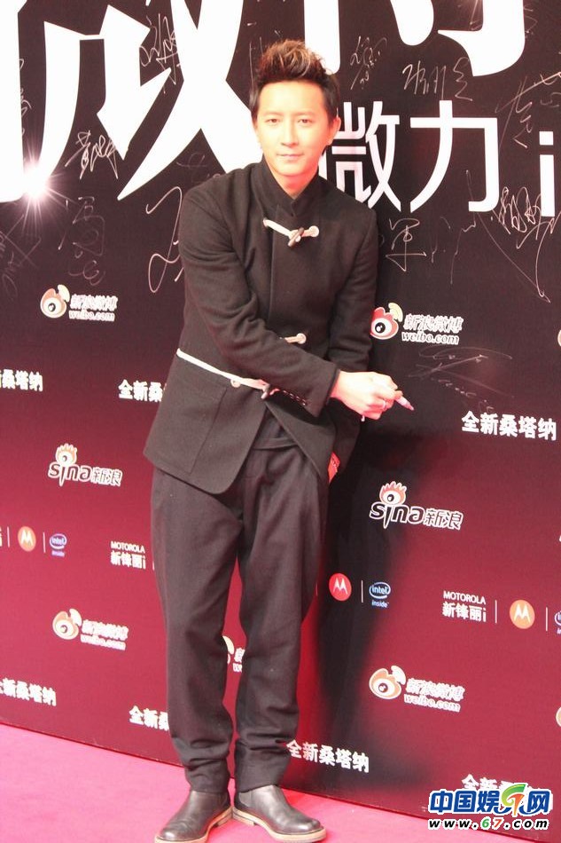 三代女神低胸搶鏡 姚晨挺大肚王力宏當眾開黃腔