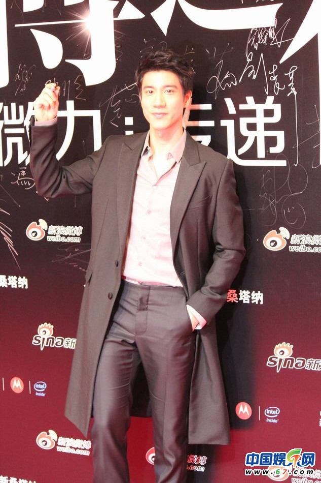 三代女神低胸?fù)岀R 姚晨挺大肚王力宏當(dāng)眾開黃腔