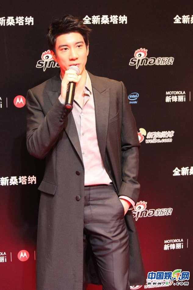 三代女神低胸搶鏡 姚晨挺大肚王力宏當眾開黃腔