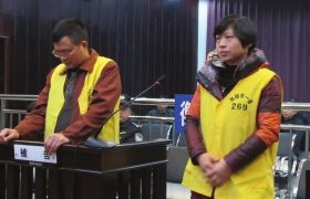 2012年12月10日，湖南衡陽市中級(jí)人民法院，顧湘陵（左）和妻子吳利君接受庭審。圖/通訊員李建輝