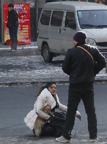 長春妙齡女子街頭遭人暴打 路人旁觀