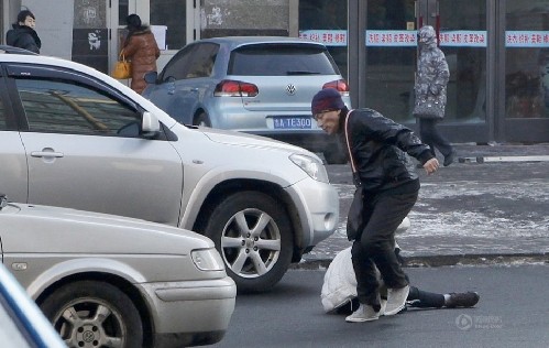長(zhǎng)春妙齡女子街頭遭人暴打 路人旁觀
