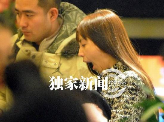 Angelababy離京帶雷鋒帽御寒 機(jī)場(chǎng)打哈欠顯不雅露疲態(tài)