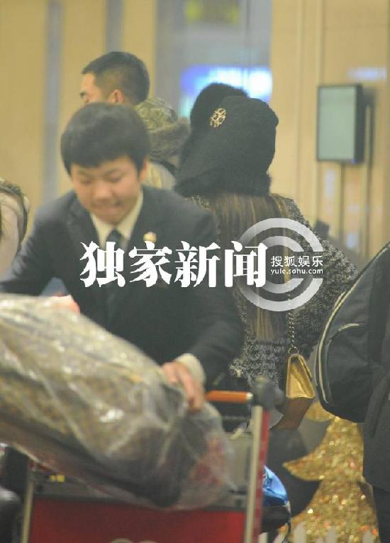 Angelababy離京帶雷鋒帽御寒 機場打哈欠顯不雅露疲態(tài)
