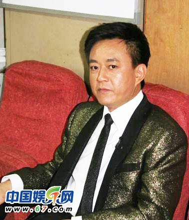 朱軍現(xiàn)如今是春晚主持人里的大哥大，看這氣派！