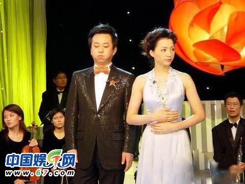 董卿周濤臺(tái)下緊張背詞 春晚主持人罕見(jiàn)后臺(tái)照曝光