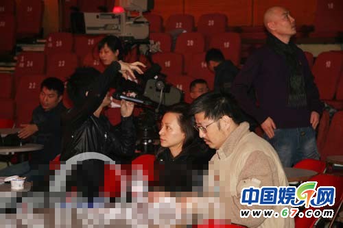 董卿臺(tái)下緊張背詞罕見工作照 看其全版素顏照