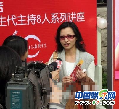 董卿臺(tái)下緊張背詞罕見工作照 看其全版素顏照
