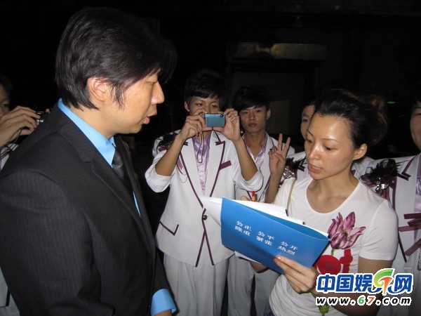 董卿臺(tái)下緊張背詞罕見工作照 看其全版素顏照