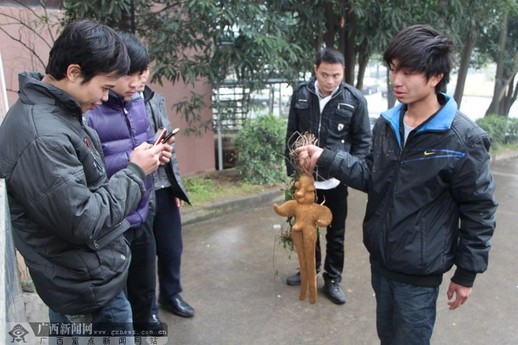 村民稱(chēng)挖出人形根 長(zhǎng)著“男性生殖器”