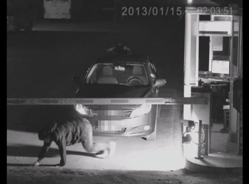 深夜無(wú)人駕駛車輛車頂驚現(xiàn)“女鬼”，嚇傻收費(fèi)員
