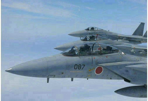 資料圖：日本出動(dòng)攔截中國(guó)飛機(jī)的F-15戰(zhàn)斗機(jī)。