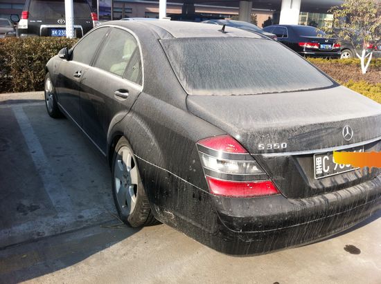 獨(dú)家:神秘奔馳機(jī)場(chǎng)擱淺 停車(chē)費(fèi)恐累積到天價(jià)