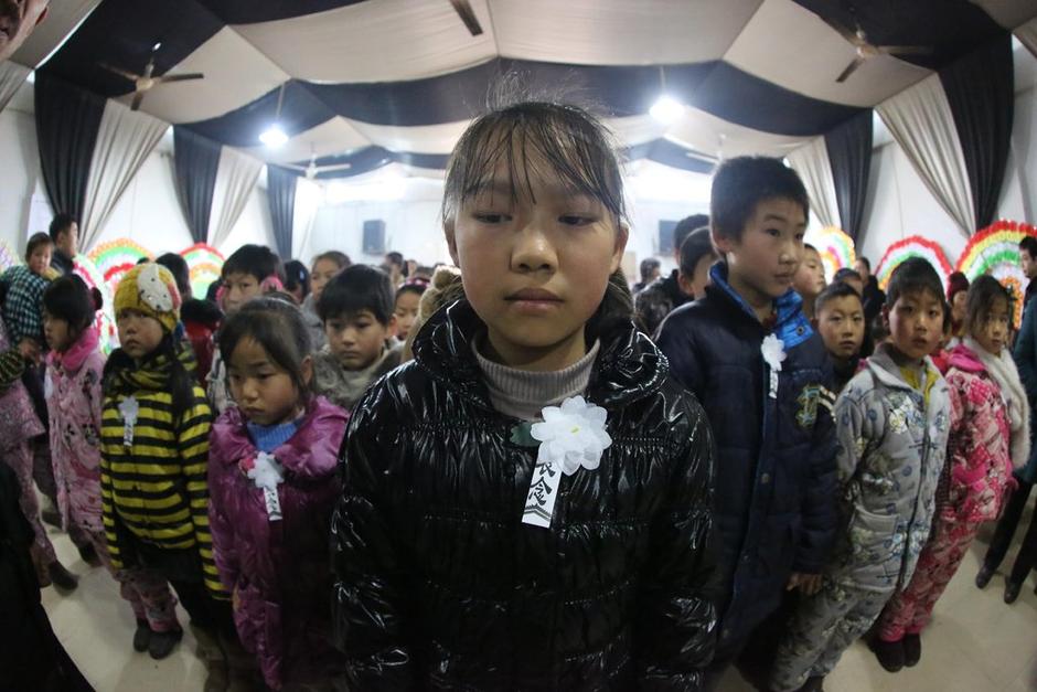 湖南十萬民眾悼念為保護學生殉職校長