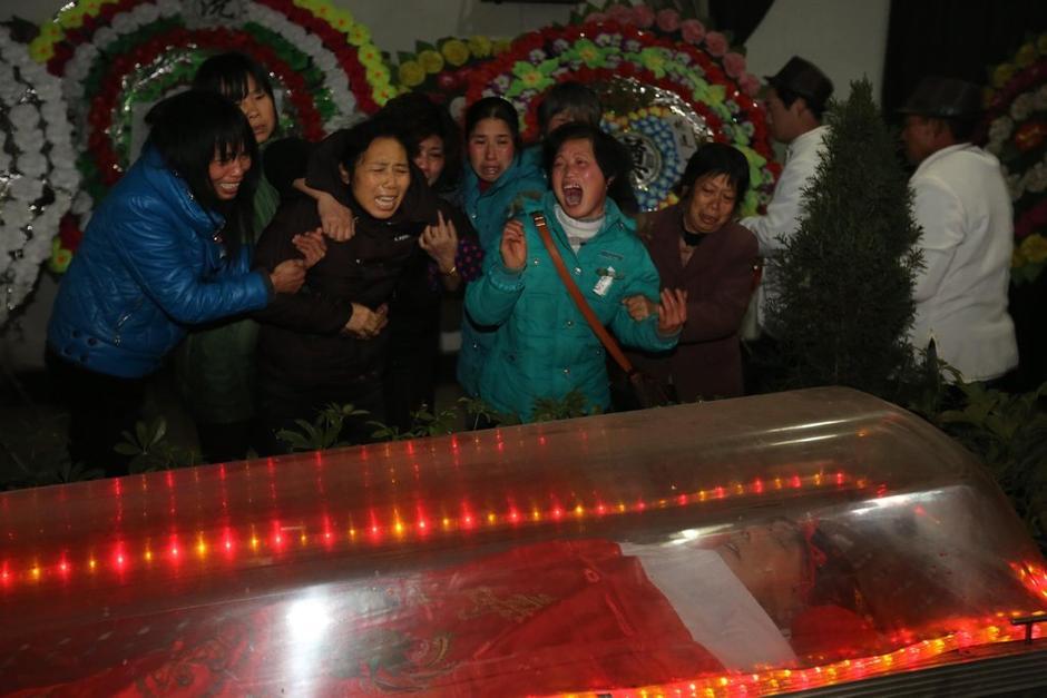 湖南十萬民眾悼念為保護(hù)學(xué)生殉職校長(zhǎng)