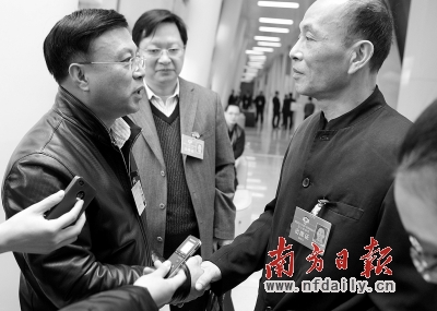 廣州市人社局局長（左）向廣州市政協(xié)委員韓志鵬（右）道歉。