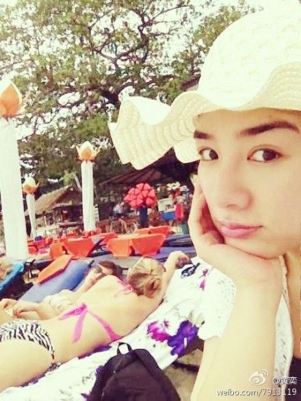 黃奕海灘曬太陽，身邊外國美女泄露所處海外