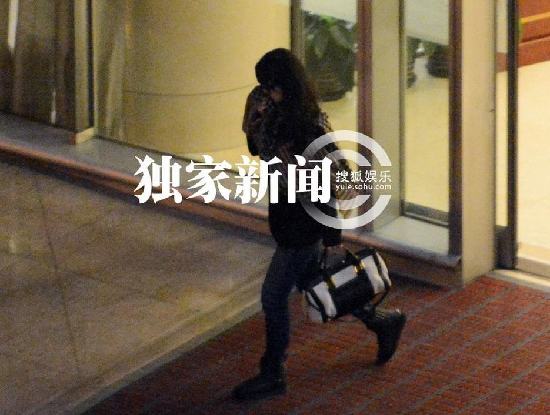 大S深夜獨(dú)自抵京 汪小菲豪車摘軍牌似因“萬(wàn)達(dá)公子”