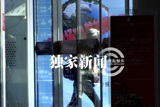 湯唯獨(dú)自回京無(wú)人接機(jī) 微笑回應(yīng)偷拍記者毫無(wú)星架
