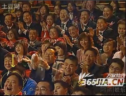 此外有媒體采訪到了這位“笑臉哥”，“笑臉哥”姓冉，現(xiàn)居北京，是搞藝術(shù)的，特別喜歡看春晚。談起自己受網(wǎng)友關(guān)注的原因，他說(shuō)“可能是我這個(gè)人長(zhǎng)得比較胖，喜歡穿顏色鮮艷的衣服。”