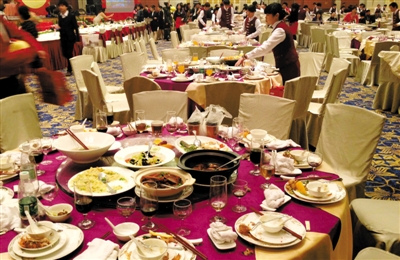 20日，一家國企在廣州一家五星級酒店舉行聯(lián)歡會，當晚共擺了70多桌，每桌3900多元。新華社記者 陳曄華 攝