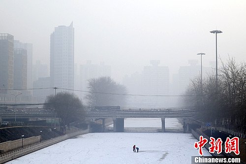 中國多地再遭霧霾 交通受阻空氣質(zhì)量持續(xù)走低