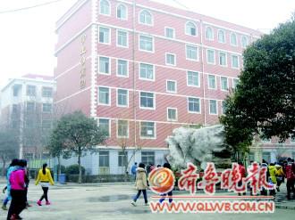 圖片紅線內(nèi)就是事發(fā)窗戶。