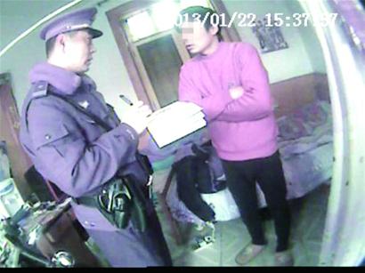 失戀小伙閉門(mén)輕生 民警破門(mén)踢飛其手中刀