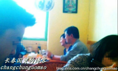 柴靜與老公外出就餐，與友人相談甚歡