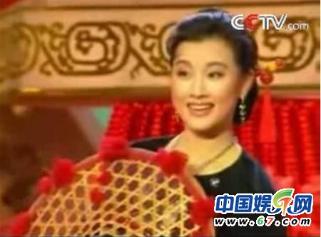 宋祖英確認加盟蛇年春晚 連登24屆春晚造型大回顧(組圖)