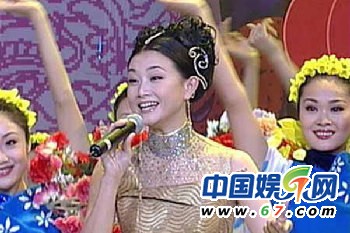 宋祖英確認加盟蛇年春晚 連登24屆春晚造型大回顧(組圖)