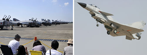 左圖：2009年9月13日，參加日本航空自衛(wèi)隊(duì)航空節(jié)的F—4EJ（近）和F—15J（遠(yuǎn)）戰(zhàn)機(jī)。右圖：中國(guó)空軍殲—10戰(zhàn)斗機(jī)