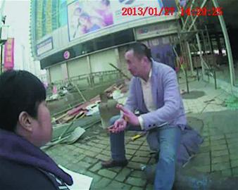 不好！他左手拿火機(jī) 右手抱煤氣罐