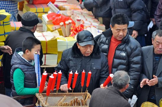 過大年趕大集 李村集場面火爆年味濃