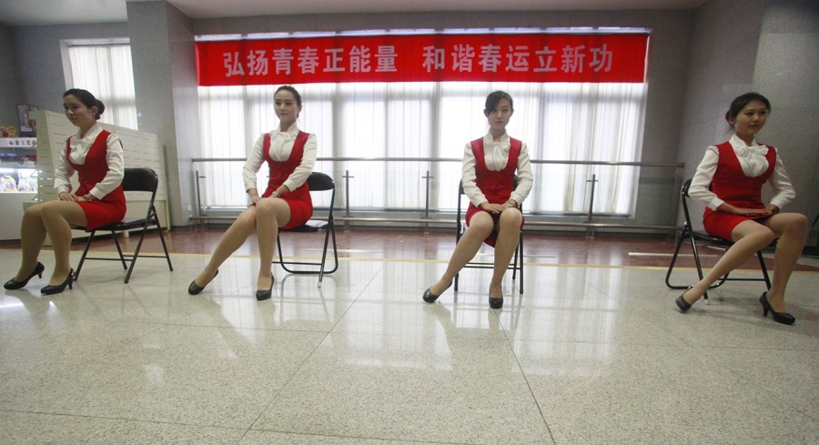 濟(jì)鐵招募美女志愿者應(yīng)對(duì)春運(yùn)人海