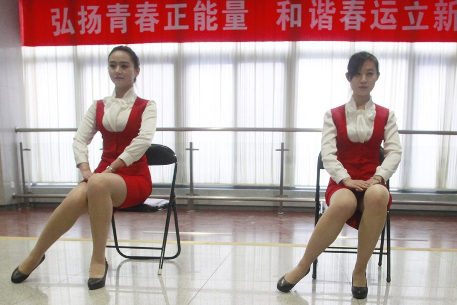濟(jì)鐵招募美女志愿者應(yīng)對春運(yùn)人海
