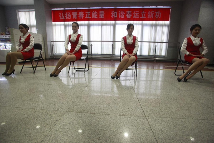 濟(jì)鐵招募美女志愿者應(yīng)對(duì)春運(yùn)人海