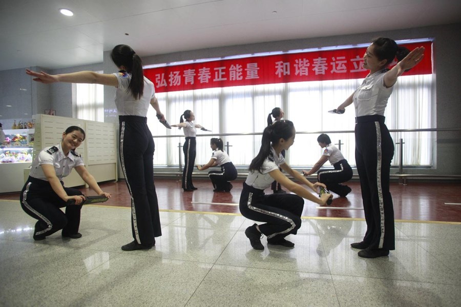 濟(jì)鐵招募美女志愿者應(yīng)對(duì)春運(yùn)人海