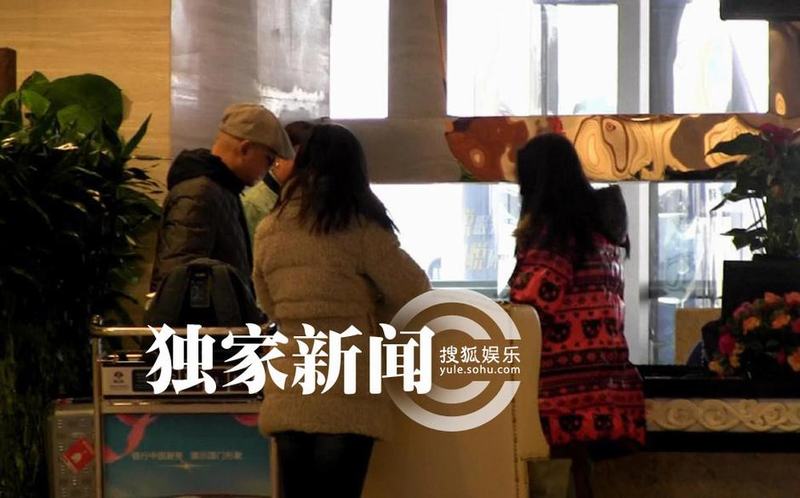 徐崢陶虹攜女甜蜜度假 陶虹逗女兒盡顯溫情 徐崢陶虹攜女甜蜜度假 陶虹逗女兒盡顯溫情