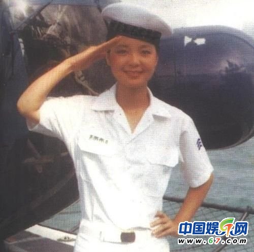 鄧麗君誕辰60周年 不愛(ài)紅妝愛(ài)軍裝重溫昔日美艷照