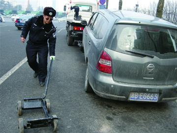 這88條路亂停車(chē)直接拖走 24小時(shí)監(jiān)控車(chē)主長(zhǎng)點(diǎn)心
