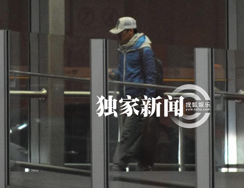 王寶強(qiáng)低調(diào)回京 愛(ài)妻開(kāi)豪車(chē)接機(jī)共返愛(ài)巢