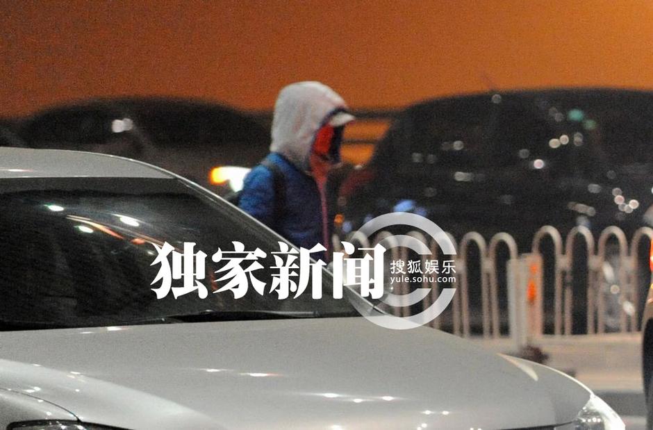 王寶強(qiáng)低調(diào)回京 愛妻開豪車接機(jī)共返愛巢