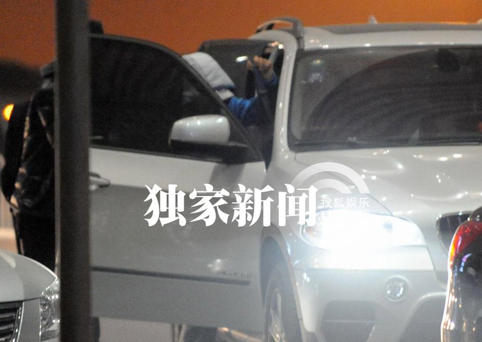 王寶強低調(diào)回京 愛妻開豪車接機共返愛巢