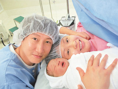 洪天明產(chǎn)房陪周家蔚剖腹產(chǎn)子 洪金寶當爺爺感謝兒媳