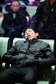候車(chē)室拍下乘客各式睡姿 體驗(yàn)他們別樣回家路
