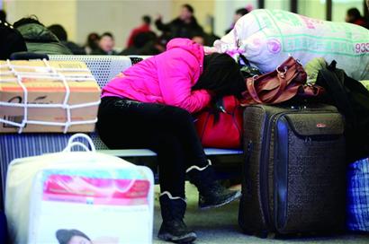 候車(chē)室拍下乘客各式睡姿 體驗(yàn)他們別樣回家路